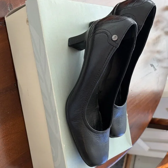 Nurture by Lamaze Black Leather Heels - Picture 7 of 9